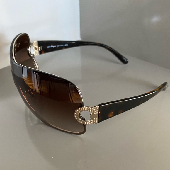 Authentic - Salvatore Ferragamo Sunglasses - Picture 3 of 13